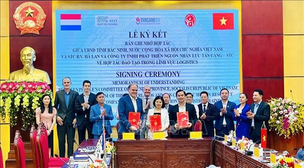 Localidad vietnamita entabla lazos con grupo neerlandés en esfera de recursos humanos ảnh 1 Localidad vietnamita entabla lazos con grupo neerlandés en esfera de recursos humanos ảnh 1