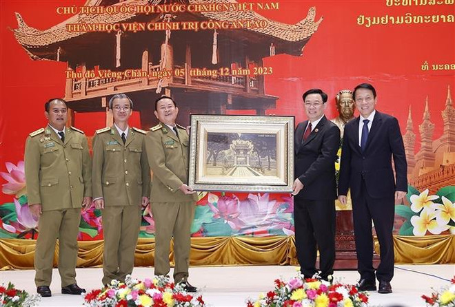 Presidente del Parlamento de Vietnam visita la Academia Política de Policía de Laos ảnh 1 Presidente del Parlamento de Vietnam visita la Academia Política de Policía de Laos ảnh 1