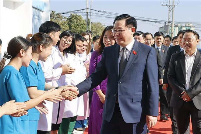 Presidente del Parlamento vietnamita continúa visita de trabajo en Laos ảnh 2 Presidente del Parlamento vietnamita continúa visita de trabajo en Laos ảnh 2