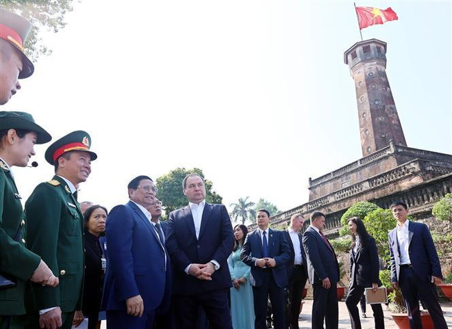 Primeros ministros de Vietnam y Belarús visitan Torre de la Bandera de Hanoi y disfrutan del café vietnamita ảnh 1 Primeros ministros de Vietnam y Belarús visitan Torre de la Bandera de Hanoi y disfrutan del café vietnamita ảnh 1