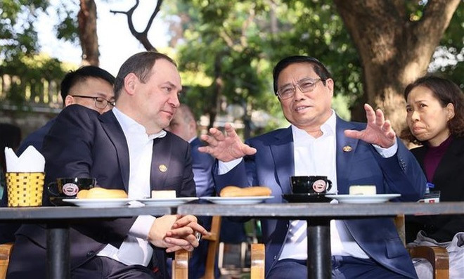 Primeros ministros de Vietnam y Belarús visitan Torre de la Bandera de Hanoi y disfrutan del café vietnamita ảnh 2 Primeros ministros de Vietnam y Belarús visitan Torre de la Bandera de Hanoi y disfrutan del café vietnamita ảnh 2