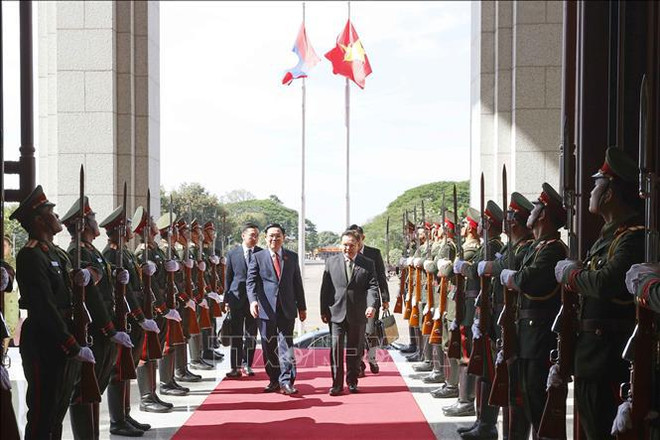 Prensa de Laos alaba visita de trabajo del titular del Parlamento vietnamita ảnh 1 Prensa de Laos alaba visita de trabajo del titular del Parlamento vietnamita ảnh 1