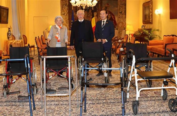 Parlamentario belga entrega obsequios a víctimas de agente naranja en Vietnam ảnh 1 Parlamentario belga entrega obsequios a víctimas de agente naranja en Vietnam ảnh 1