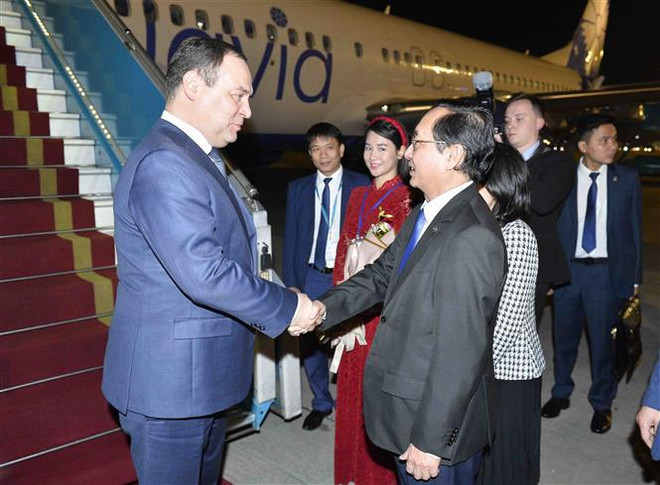 Primer ministro de Belarús llega a Hanoi para iniciar una visita oficial a Vietnam ảnh 1 Primer ministro de Belarús llega a Hanoi para iniciar una visita oficial a Vietnam ảnh 1