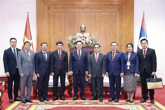 Titular del Parlamento vietnamita visita a exdirigentes de Laos ảnh 2 Titular del Parlamento vietnamita visita a exdirigentes de Laos ảnh 2