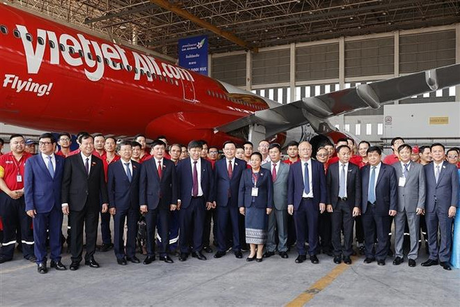 Aerolíneas vietnamita y laosiana firman acuerdo de cooperación integral ảnh 2
