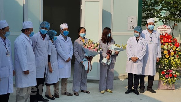 Dos pacientes de COVID-19 en Vietnam reciben alta médica ảnh 1