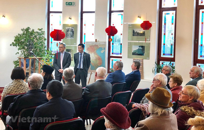 Exhiben en Hungría fotografías y esculturas sobre Vietnam ảnh 1 Exhiben en Hungría fotografías y esculturas sobre Vietnam ảnh 1