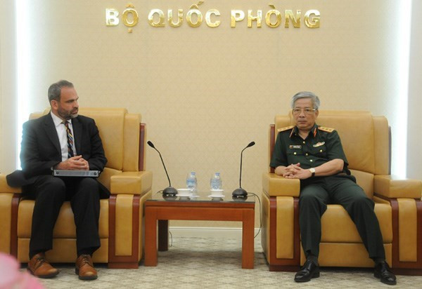 Viceministro de Defensa de Vietnam recibe a oficial militar de EE.UU. ảnh 1 Viceministro de Defensa de Vietnam recibe a oficial militar de EE.UU. ảnh 1