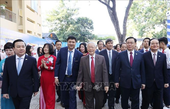 Máximo dirigente de Vietnam asiste a aniversario 70º de escuela Nguyen Gia Thieu ảnh 1 Máximo dirigente de Vietnam asiste a aniversario 70º de escuela Nguyen Gia Thieu ảnh 1