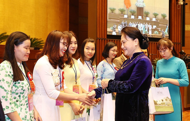 Presidenta del Parlamento de Vietnam recibe a destacados pedagogos ảnh 1 Presidenta del Parlamento de Vietnam recibe a destacados pedagogos ảnh 1