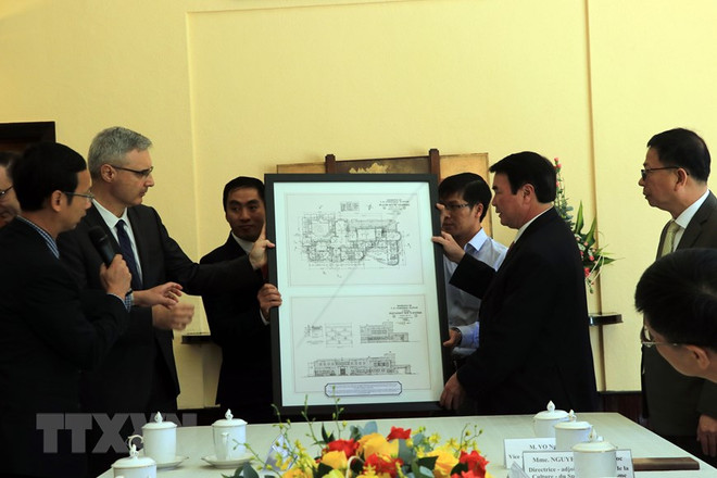 Embajador francés en Vietnam entrega copia del diseño del Palacio del Rey Bao Dai ảnh 1 Embajador francés en Vietnam entrega copia del diseño del Palacio del Rey Bao Dai ảnh 1