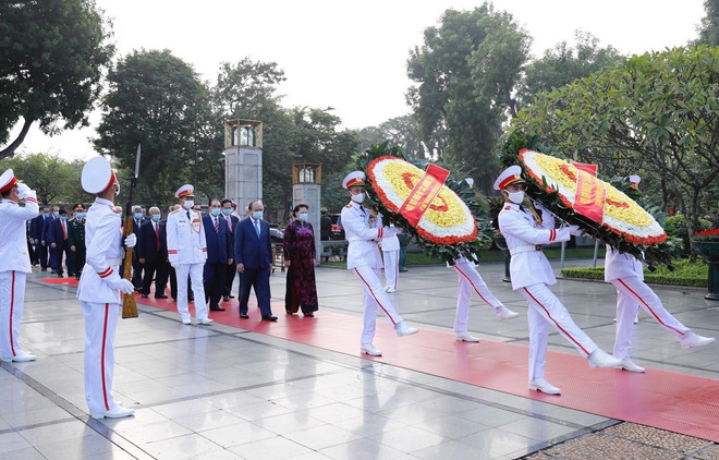 Rinden tributo al Presidente Ho Chi Minh a 90 años de fundación del Frente de la Patria ảnh 1 Rinden tributo al Presidente Ho Chi Minh a 90 años de fundación del Frente de la Patria ảnh 1
