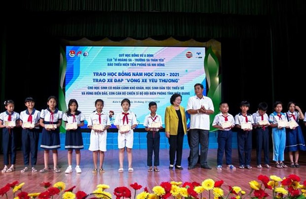 Entregan becas a alumnos de minorías étnicas y en situación difícil en provincia vietnamita de Kien Giang ảnh 1 Entregan becas a alumnos de minorías étnicas y en situación difícil en provincia vietnamita de Kien Giang ảnh 1