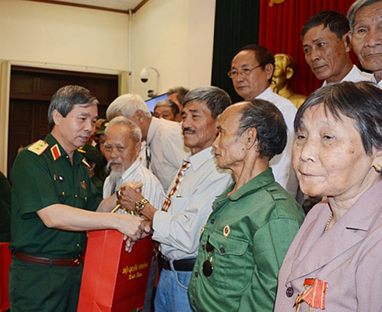 Entregan en Vietnam regalos a personas con méritos revolucionarios ảnh 1 Entregan en Vietnam regalos a personas con méritos revolucionarios ảnh 1
