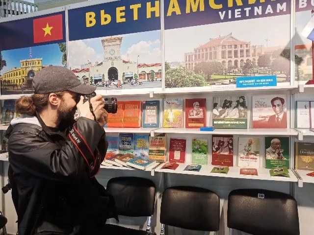 Exhiben libros sobre el presidente Ho Chi Minh y Vietnam en Rusia ảnh 1 Exhiben libros sobre el presidente Ho Chi Minh y Vietnam en Rusia ảnh 1