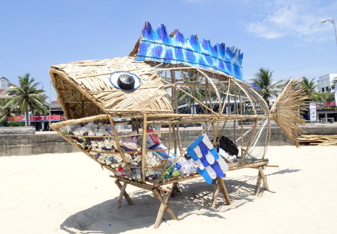 Crean contenedor con forma de pez para limpiar de basura plástica playa vietnamita ảnh 1 Crean contenedor con forma de pez para limpiar de basura plástica playa vietnamita ảnh 1
