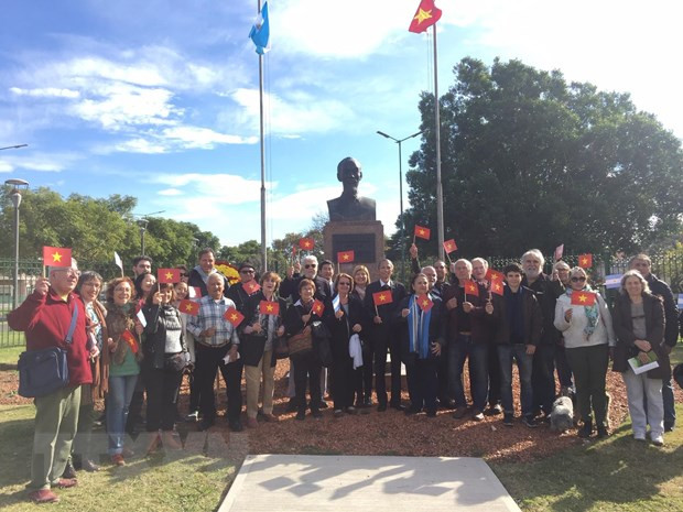 Rinden homenaje en Argentina al Presidente Ho Chi Minh en el 129 aniversario de su natalicio ảnh 1 Rinden homenaje en Argentina al Presidente Ho Chi Minh en el 129 aniversario de su natalicio ảnh 1
