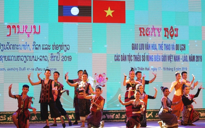 Efectúan intercambio cultural entre minorías étnicas en provincias fronterizas de Vietnam y Laos ảnh 1 Efectúan intercambio cultural entre minorías étnicas en provincias fronterizas de Vietnam y Laos ảnh 1