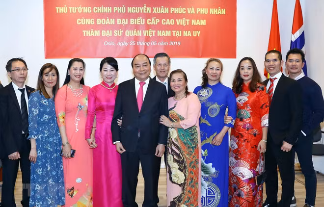 Premier de Vietnam promete facilitar negocios de compatriotas residentes en el exterior ảnh 1