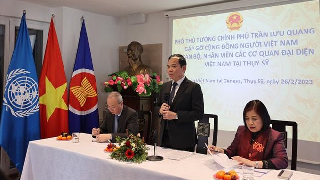 Viceprimer ministro de Vietnam se reúne con compatriotas en Suiza ảnh 1 Viceprimer ministro de Vietnam se reúne con compatriotas en Suiza ảnh 1