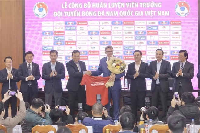 Philippe Troussier es oficialmente entrenador de selección nacional de fútbol de Vietnam ảnh 1