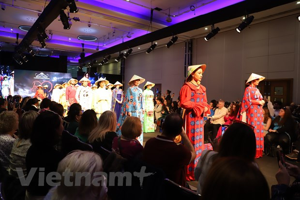 Túnica larga (Ao Dai) vietnamita capta atención de diseñadores británicos ảnh 2 Túnica larga (Ao Dai) vietnamita capta atención de diseñadores británicos ảnh 2
