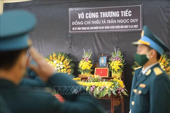Otorgan certificado “La Patria reconoce el mérito” a piloto Tran Ngoc Duy ảnh 1
