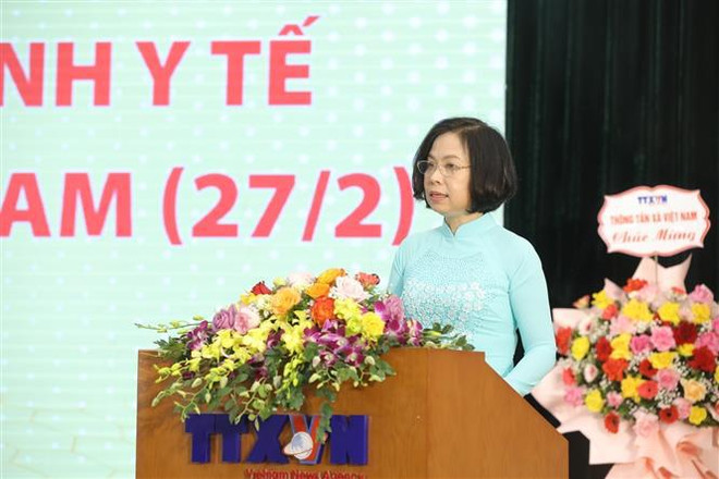 Órganos periodísticos de Vietnam resaltan esfuerzos del personal de salud ảnh 2 Órganos periodísticos de Vietnam resaltan esfuerzos del personal de salud ảnh 2