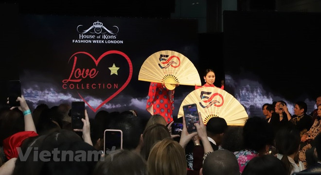 Túnica larga (Ao Dai) vietnamita capta atención de diseñadores británicos ảnh 1