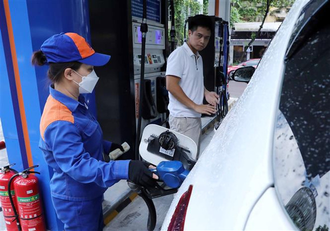 Disminuyen levemente precios de gasolina en Vietnam ảnh 1