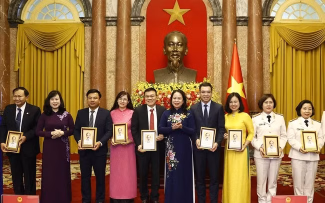 Homenaje a los trabajadores de salud sobresalientes con motivo del Día del Médico de Vietnam ảnh 1