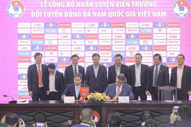 Philippe Troussier es oficialmente entrenador de selección nacional de fútbol de Vietnam ảnh 2