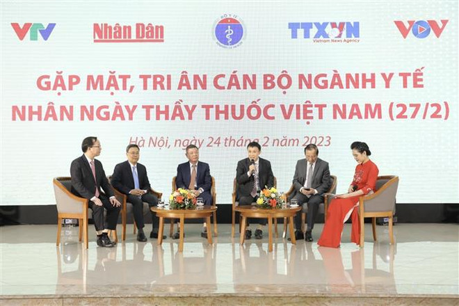 Órganos periodísticos de Vietnam resaltan esfuerzos del personal de salud ảnh 1 Órganos periodísticos de Vietnam resaltan esfuerzos del personal de salud ảnh 1