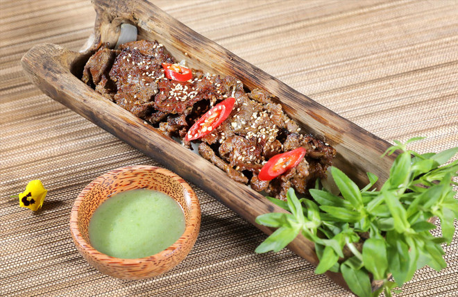 Ternera a la parrilla en tubo de bambú ảnh 1 Ternera a la parrilla en tubo de bambú ảnh 1