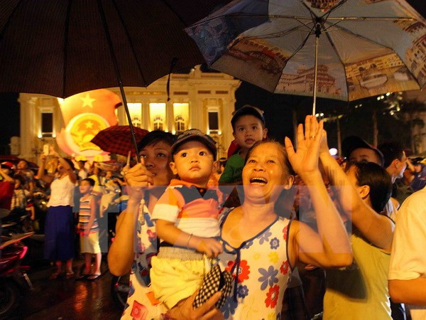 Fuegos artificiales alumbran noche del Día Nacional ảnh 1