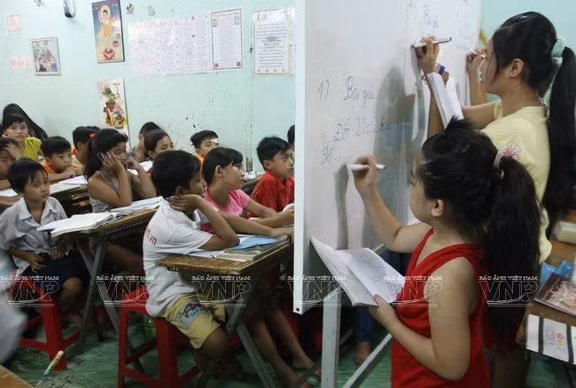 El viejo maestro y estudiantes pobres ảnh 6
