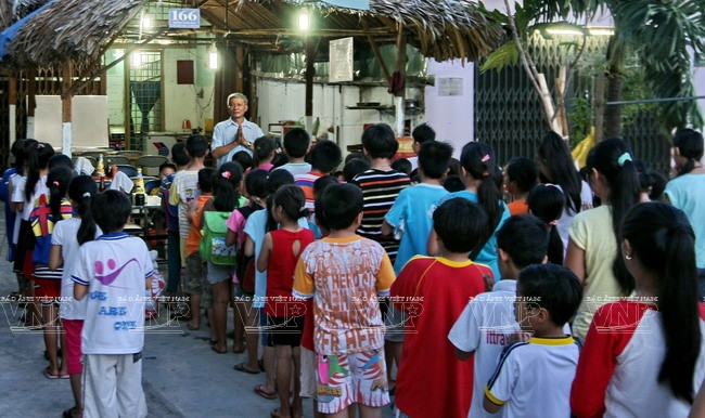 El viejo maestro y estudiantes pobres ảnh 1 El viejo maestro y estudiantes pobres ảnh 1