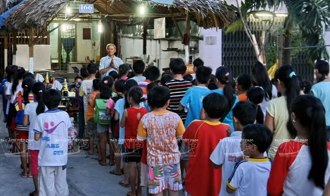 El viejo maestro y estudiantes pobres ảnh 1