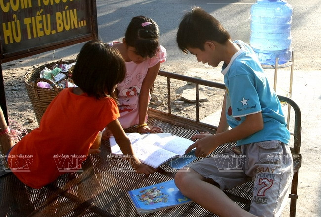 El viejo maestro y estudiantes pobres ảnh 2 El viejo maestro y estudiantes pobres ảnh 2