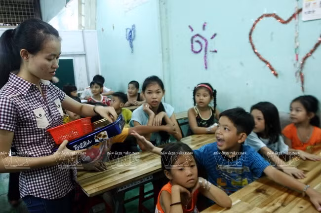 El viejo maestro y estudiantes pobres ảnh 7