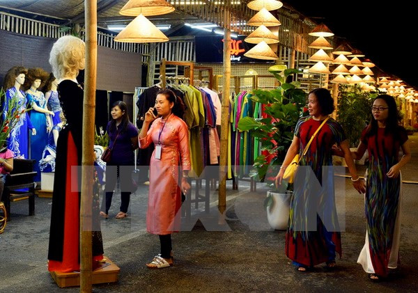 Decenas de miles de personas visitaron Festival de Ao Dai de Hanoi ảnh 1 Decenas de miles de personas visitaron Festival de Ao Dai de Hanoi ảnh 1