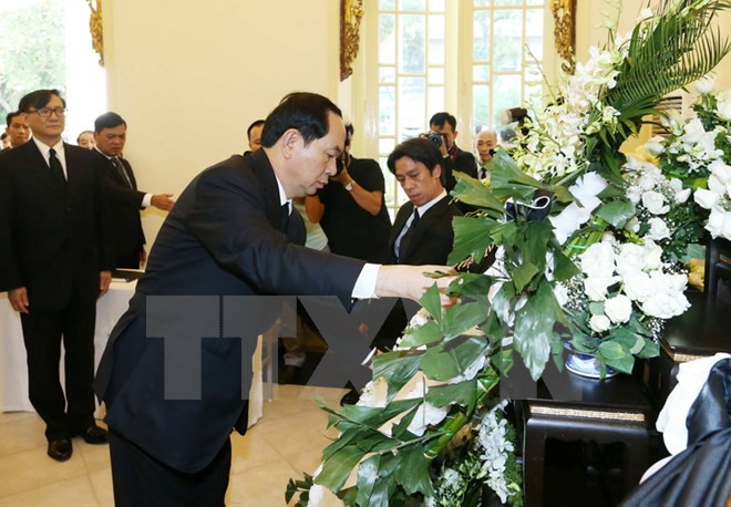 Presidente vietnamita rinde tributo al difunto rey tailandés ảnh 1 Presidente vietnamita rinde tributo al difunto rey tailandés ảnh 1