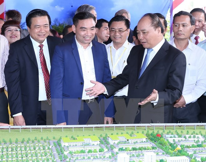 Premier de Vietnam comprometido a asistir a inversores en Long An ảnh 1 Premier de Vietnam comprometido a asistir a inversores en Long An ảnh 1