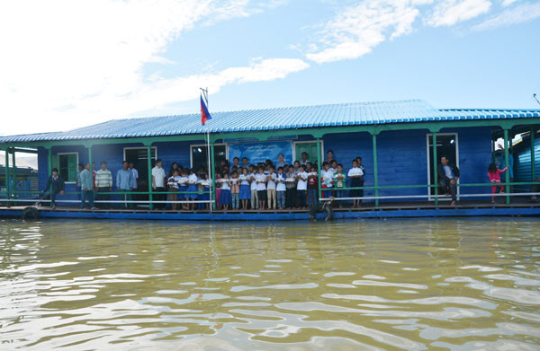 Inauguran escuela flotante para vietnamitas en Camboya ảnh 1 Inauguran escuela flotante para vietnamitas en Camboya ảnh 1