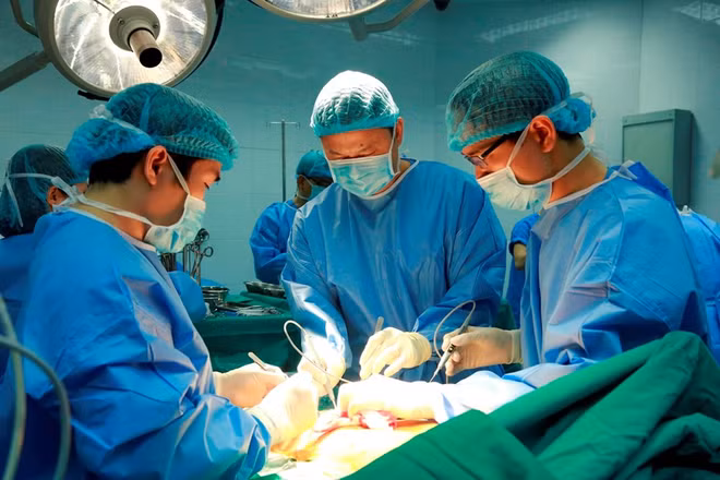 Vietnam realiza con éxito trasplante de pulmón de donante con muerte cerebral ảnh 1