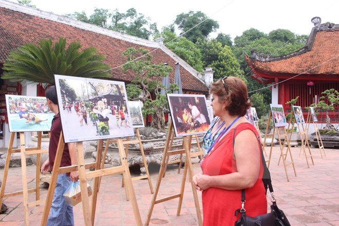 Inauguran exposición fotográfica sobre Hanoi ảnh 1
