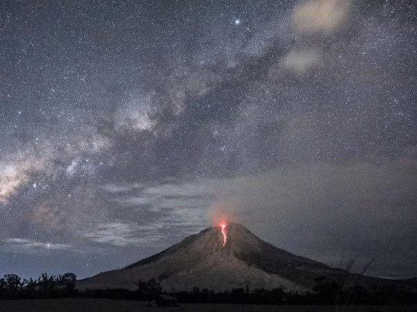 Volcán Sinabung entra en erupción en Indonesia ảnh 1