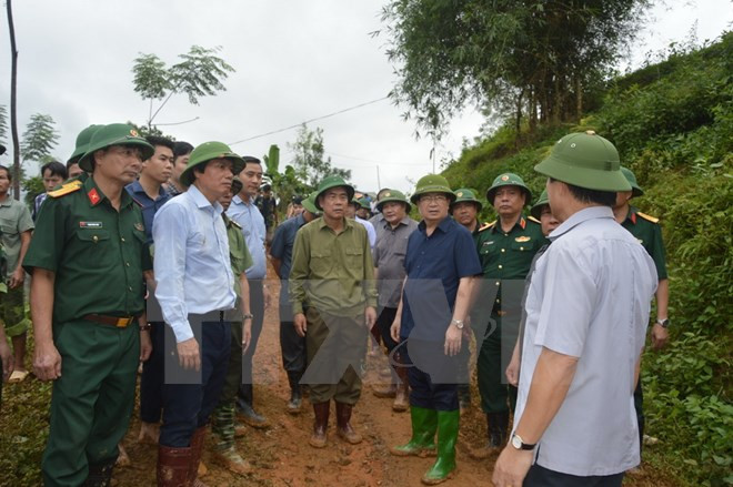 Dirigente del Gobierno dirige búsqueda de víctimas de deslizamiento de tierra en Hoa Binh ảnh 1 Dirigente del Gobierno dirige búsqueda de víctimas de deslizamiento de tierra en Hoa Binh ảnh 1