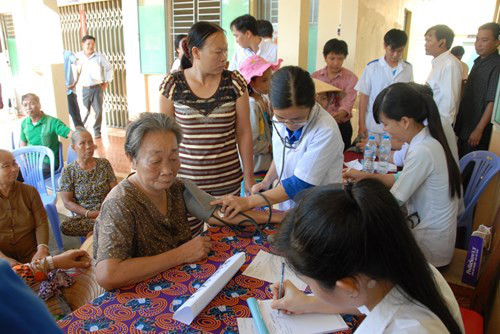 Organización caritativa AusViet asiste a pobres en provincia de Vietnam ảnh 1